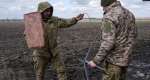 Ukrainian soldiers set up a Starlink satellite internet system near the frontline town of Pokrovsk in Donetsk region, 10 April 2025. -  Inna Varenytsia/Reuters