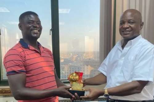 Hearts of Oak: Samuel Boadu presents Best Coach of the Year Award to Board  Chairman Togbe Afede XIV