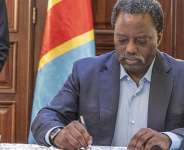 Former Congolese President Joseph Kabila signing the documents formalising the creation of the Front for the Rebuilding of the Nation (FRN), a political and military movement, on 12 October 2026 in Goma, in the east of the DRC. - RFI