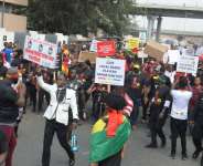 Heated moment! Ghanian football protesters blocked bouquets at parliament gate