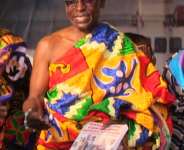 President of the Guan Congress presenting the book to the Guans