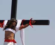 Filipino Man Has Been Nailed To A Cross Every Good Friday For 33 Years