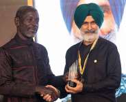 Amardeep Singh Hari receiving the award