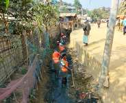 Rohingya volunteers conduct slope stabilizations on the hilly refugee camps in Cox’s Bazar to prevent landslides normally anticipated when heavy rain falls on the camps. Photo: IOM/Itayi Viriri