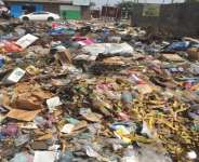 Huge pile of garbage almost took half of the intersection of 2nd Street and Jallah Town intersection. - Photo credit: Frontpage Africa