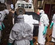 The Uganda Red Cross Society during the evacuation of the body of a suspected Ebola victim in Kampala, 26 May. Cases in Uganda have been linked to travellers from neighbouring DRC. - AFP - BADRU KATUMBA