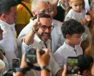 Colombias presidential candidate Abelardo de la Espriella greets supporters at a polling station during the presidential election in Barranquilla, Colombia, on May 31, 2026. - Vanessa Romero, AFP