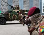 Guinean soldiers secure the area outside a polling station before Gen. Mamadi Doumbouya arrives to cast his vote in the constitutional referendum, in Conakry, Guinea, on 21 September, 2025. - AP - Misper Apawu