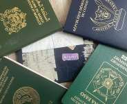 Des passeports de diffrentes pays dAfrique. -  David Kalfa/RFI