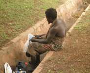 Ewe lady strikes boyfriend mad for using and dumping her to marry another woman