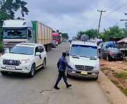 Angry Customs Officer confronts a Sprinter driver on the Konongo€“Accra Highway, exposing rising concerns over road discipline, enforcement gaps, and highway safety in Ghana. The incident raises urgent questions about driver conduct and regulatory compliance on major transport routes.