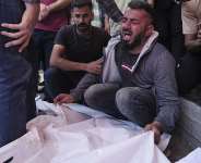 A Palestinian man mourns his wife and two children, who were killed in an Israeli strike in Deir al-Balah, Gaza, on 2 May 2025. -  Abdel Kareem Hana / AP
