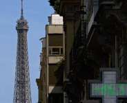 A pharmacy sign displays a temperature of 46.5 degrees Celsius on a street with the Eiffel Tower in the background as temperatures rise in Paris, during a heatwave affecting a majority of the country, France, 25 June 2026. - REUTERS - Gonzalo Fuentes