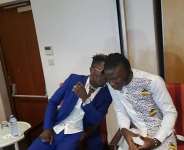 #Peace Conference:  Shatta Wale Gives Stonebwoy A Soothing Kiss Video