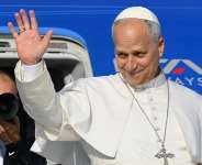 Pope Leo XIV salutes as he prepares to board his plane heading to Madrid at Romes Fiumicino airport, on 6 June 2026. Pope Leo XIV is visiting Spain June 6-12 with stops in Madrid, Barcelona, and the Canary Islands, where he will meet with migrants and organisations dedicated to helping them. - AFP - ALBERTO PIZZOLI