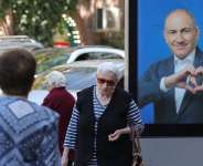 In Yerevan, Armenia, people walk past campaign posters with portraits of Prime Minister Nikol Pashinyan ahead of the parliamentary election on 7 June 2026. -  Hayk Baghdasaryan/Photolure via REUTERS