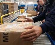 Customs officers inspect packages arriving from overseas.Des douaniers contrlent des colis dans un centre de tri, en dcembre 2022.Crdit : Romain Longieras / Hans Lucas / Hans Lucas via AFP -  Romain Longieras / Hans Lucas via AFP