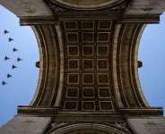 Rafale fighter jets fly over the Arc de Triomphe during a rehearsal ahead of the Bastille Day parade on the Champs-Elysees in Paris, 9 July 2026. -  Dimitar Dilkoff/AFP