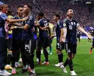 Argentinas Enzo Fernandez celebrates scoring their first goal with teammates. -  Agustin Marcarian, Reuters