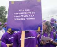 A Cameroonian student holds a placard to protest against the tightening of visa issuance conditions for students admitted to universities in France, in Yaound, on 14 July, 2016. -  RFI / Emmanuel Jules Ntap