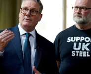 Keir Starmer meets with British Steel workers in Appleby Village Hall near Scunthorpe, northern England, 12 April. - AFP - PETER BYRNE