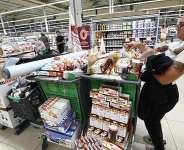Members of the agricultural unions FDSEA 72 and Jeunes Agriculteurs (JA) farmer unions, remove from shelves goods containing some acetamiprid, a neonicotinoid pesticide, during a protest operation at a supermarket in Mundolsheim, on August 20, 2025. -  Frederick Florin, AFP