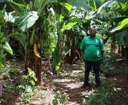 Enerst Kambiya from Concern Worldwide at Kampiras farm. -  RFI/Charles ,Pensulo