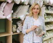 Tetiana’s industrial hemp manufacturing business is creating new jobs for locals and displaced people in northeastern Ukraine. Photo: IOM/Alisa Kyrpychova