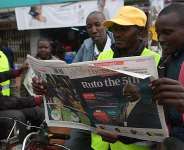 A Kenyan reads national daily newspaper The Standard, with a headline reporting the election of Kenyas 5th President elect William Ruto, in Eldoret, in August 2022. - AFP - SIMON MAINA