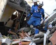 Rescuers look for survivors amid the rubble of a collapsed building after an earthquake in Pereira, Colombia on 10 August, 2026. -  Jamie Saldarriaga / AFP