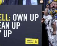 Activists protesting the impact of environmental devastation caused by Shell in Nigeria, outside The Royal Courts of Justice, ahead of the Ogale and Bille communities versus Shell court case in London, on 13 February, 2025. - AP - Kirsty Wigglesworth