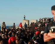 Migrants wait in line to receive food from the Red Cross, following mass crossings from Morocco into the Spanish territory of Ceuta, 3 August 2026. -  Violeta Santos Moura / Reuters