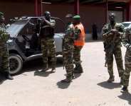 Security personnel stand guard following an attack on the airport and military airbase in Nigers capital, 18 June. - via REUTERS - ORTN