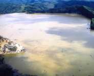 Aerial view of the crater Nyos lake in Cameroon. - Wikipedia/Domaine public