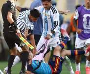 Argentinas Leandro Paredes (centre) clashes with Spain midfielder Gavi after the World Cup final. -  Charly Triballeau, AFP