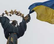 A Ukrainian flag waves in front of the Independence Monument in Kyiv, Ukraine, 26 November 2025. The countrys allies meet on Monday to discuss further support to help the country resist Russias attacks. -  Valentyn Ogirenko / Reuters