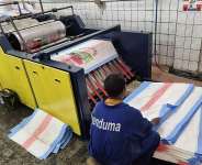 In Tanjombato, on the outskirts of Madagascars capital Antananarivo, the Enduma company has been manufacturing its hardy gony bags for 50 years. -  Sarah Ttaud / RFI