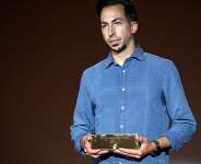 AFP Spanish photographer Luis Tato poses with his trophy after receiving the Visa dOr News prize during the 38th edition of the Visa pour limage press photography festival in Perpignan, southern France, on 5 September, 2026. -  Valentine Chapuis / AFP