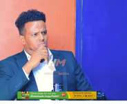 Journalist Abdiqani Hussein Abokor, also known as Baylood, interviewing the poet Ismail Yusuf Abdi, who recited a poem warning that Somaliland President Abdirahman Mohamed Abdillahi risked being cursed. The journalist and poet were then detained. (Screenshot: Heegan Media TV/YouTube)