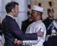 French President Emmanuel Macron (L) and Chadian President Mahamat Idriss Deby Itno agreed plans for a revitalised partnership after a year of tensions.  By Ludovic MARIN (AFP/File)