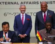 Indias external affairs minister Subrahmanyam Jaishankar (L) and Ghanas Foreign Affairs Minister Samuel Okudzeto Ablakwa (R) met in Accra.  By Nipah Dennis (AFP)
