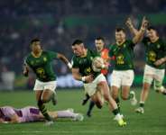Jesse Kriel runs into score the clinching try as South Africa held off determined Scotland.  By PHILL MAGAKOE (AFP)