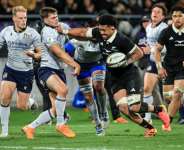 New Zealand captain Ardie Savea (C) fends off Italy fly-half Leonardo Marin during a 2026 Nations Championship match in Wellington.  By Grant Down (AFP)