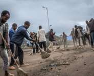 Resident volunteers clean the streets of Beshasha, hometown of Ethiopian Prime Minister Abiy Ahmed, who is expected to visit to vote.  By Marco Simoncelli (AFP/File)