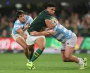 South Africa fly-half Sacha Feinberg-Mngomezulu (C) about to score a try against Argentina in Durban..  By PHILL MAGAKOE (AFP)