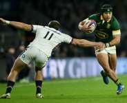 South Africa wing Cheslin Kolbe (R) set to score against England at Twickenham..  By JUSTIN TALLIS (AFP)