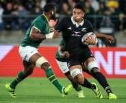 Springbok Siya Kolisi (L) prepares to tackle All Black Tupou Vaai during a 2025 Rugby Championship match in Wellington..  By Grant Down (AFP)