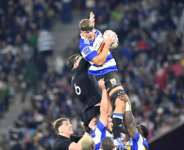 Stormers South African lock Connor Evans gets hold of the ball against New Zealands flanker Simon Parker in Cape Town.  By Rodger Bosch (AFP)