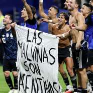 Argentinas Lisandro Martinez and Giovani Lo Celso celebrate with a Falkland Islands related banner after their semi-final victory over England on July 15, 2026. - Amanda Perobelli, Reuters