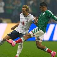 Englands Harry Kane fights for the ball with Mexicos Luis Romo. -  Ricardo Mazalan, AP